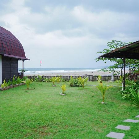 ホテル Momos Surf Shack Salul エクステリア 写真