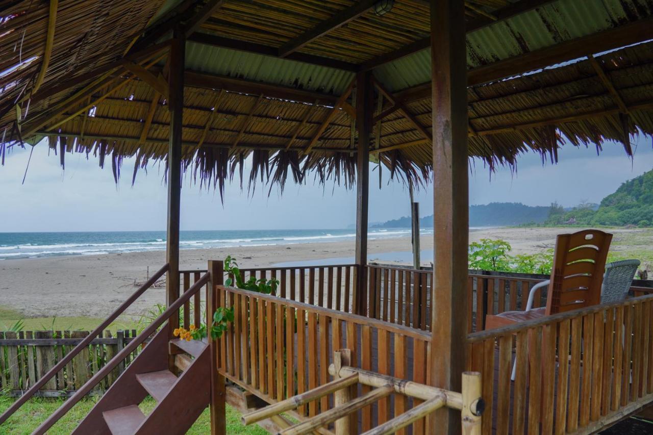 ホテル Momos Surf Shack Salul エクステリア 写真